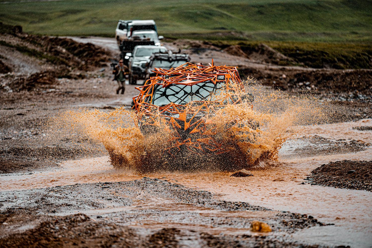 MadWay Rally buggy splashing through mud in China